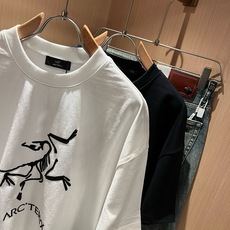 ARCTER*X始*祖鸟 2026春夏新款男女同款👫休闲短袖T恤,户外品牌可能大家第一想到的就是加拿大鹅、始祖鸟。给人一 ARCTER*X始*祖鸟 2026春夏新款男女同款👫休闲短袖T恤,户外品牌可能大家第一想到的就是加拿大鹅、始祖鸟。给人一