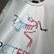 ARCTER*X始*祖鸟 2026春夏新款男女同款👫休闲短袖T恤,户外品牌可能大家第一想到的就是加拿大鹅、始祖鸟。给人一 ARCTER*X始*祖鸟 2026春夏新款男女同款👫休闲短袖T恤,户外品牌可能大家第一想到的就是加拿大鹅、始祖鸟。给人一