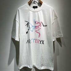 ARCTER*X始*祖鸟 2026春夏新款男女同款👫休闲短袖T恤,户外品牌可能大家第一想到的就是加拿大鹅、始祖鸟。给人一 ARCTER*X始*祖鸟 2026春夏新款男女同款👫休闲短袖T恤,户外品牌可能大家第一想到的就是加拿大鹅、始祖鸟。给人一
