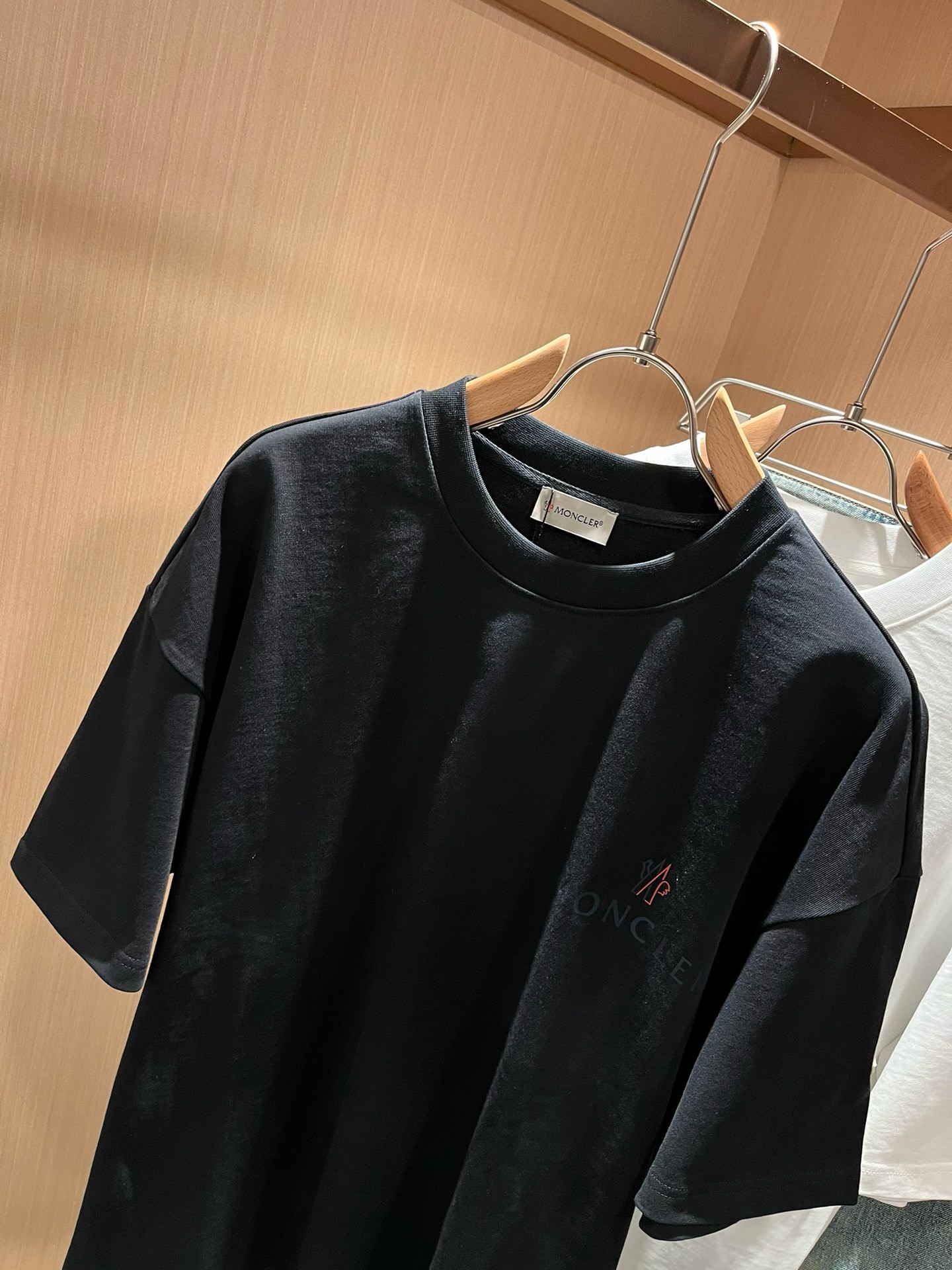 Moncler蒙家 2026春夏男女同款👫情侣款最新的贸易订单短袖T恤，全品相！！网红款！采用logo图案印花设计！上身