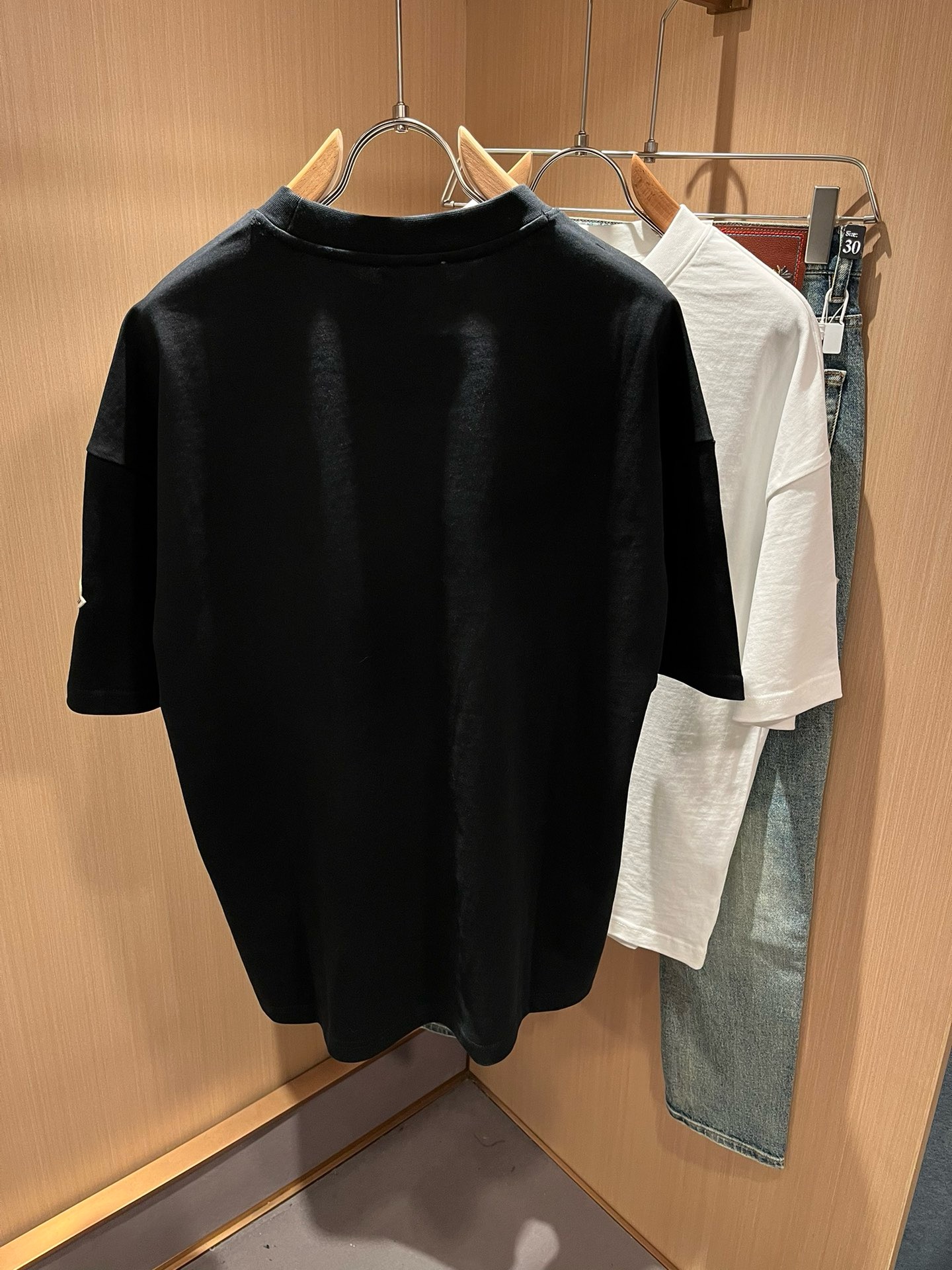 Moncler蒙家 2026春夏男女同款👫情侣款最新的贸易订单短袖T恤，全品相！！网红款！采用logo图案印花设计！上身