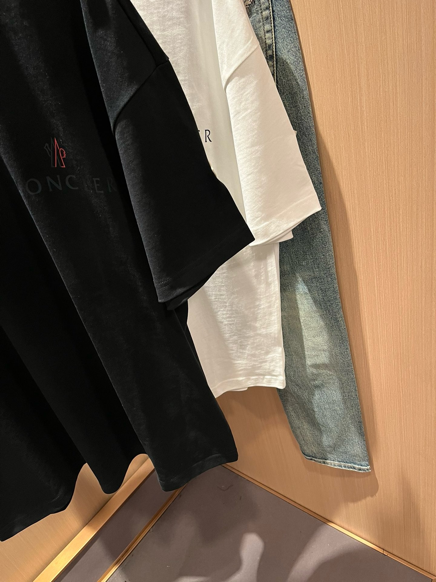Moncler蒙家 2026春夏男女同款👫情侣款最新的贸易订单短袖T恤，全品相！！网红款！采用logo图案印花设计！上身