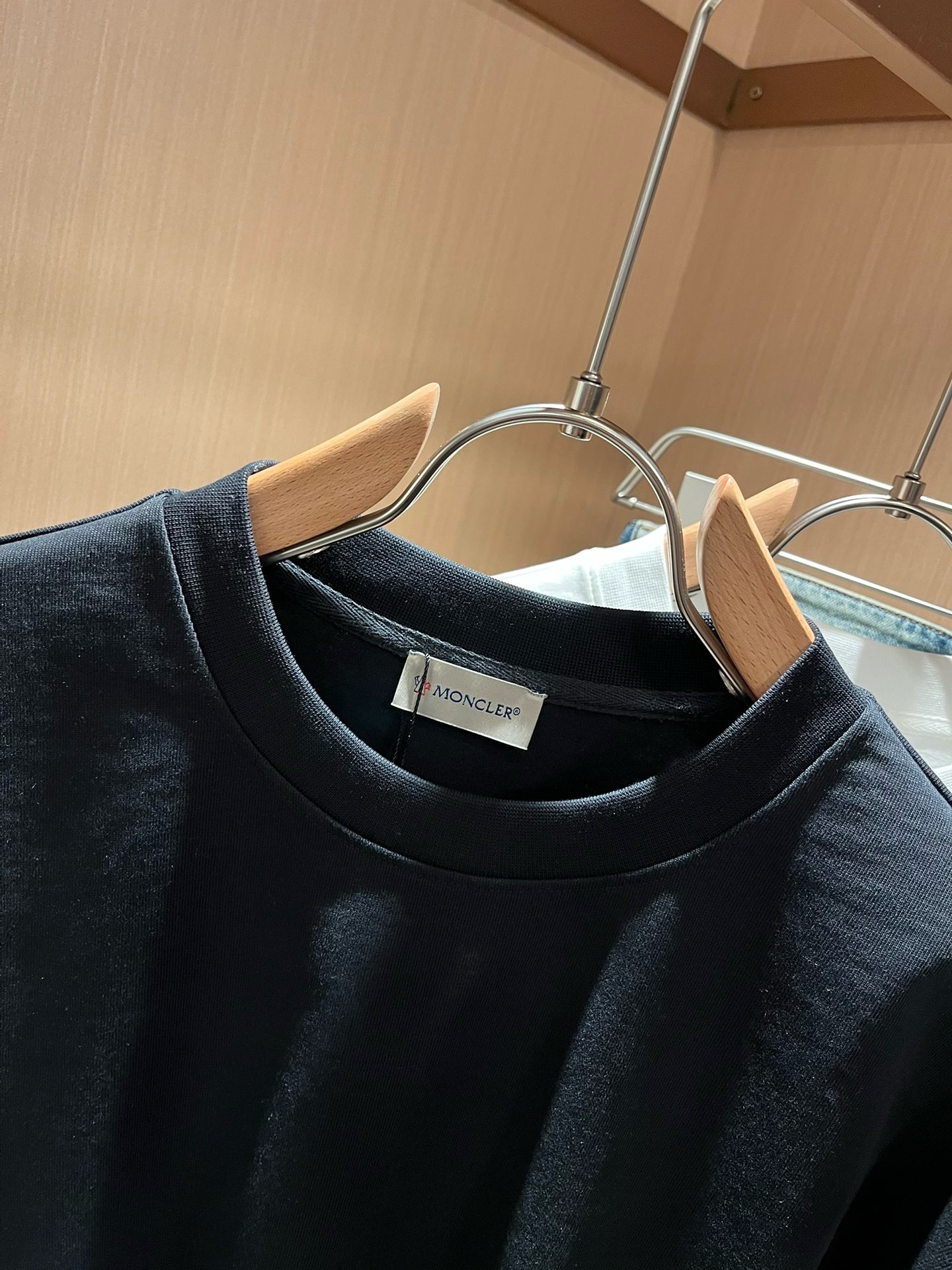 Moncler蒙家 2026春夏男女同款👫情侣款最新的贸易订单短袖T恤，全品相！！网红款！采用logo图案印花设计！上身