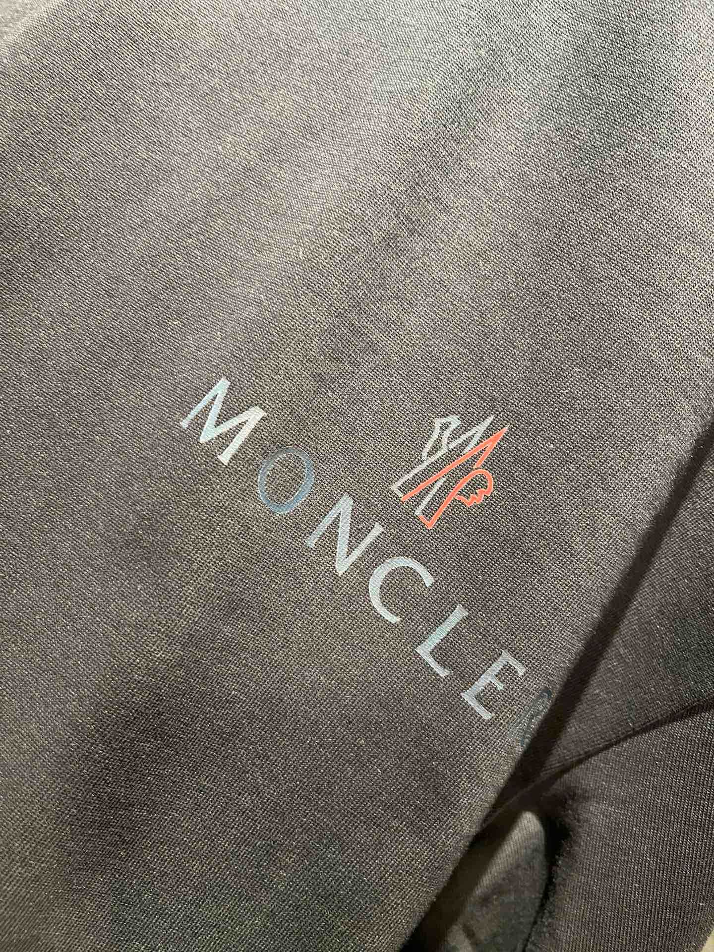 Moncler蒙家 2026春夏男女同款👫情侣款最新的贸易订单短袖T恤，全品相！！网红款！采用logo图案印花设计！上身
