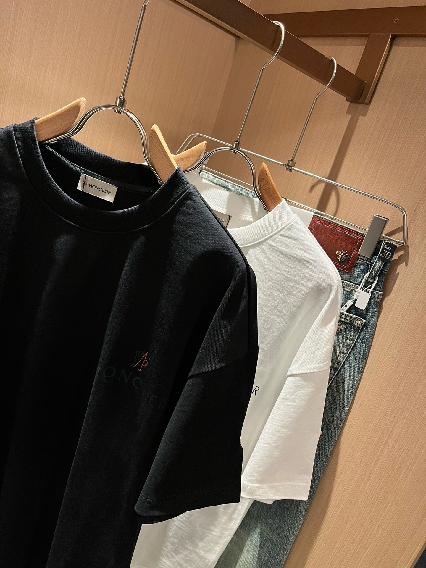 Moncler蒙家 2026春夏男女同款👫情侣款最新的贸易订单短袖T恤，全品相！！网红款！采用logo图案印花设计！上身
