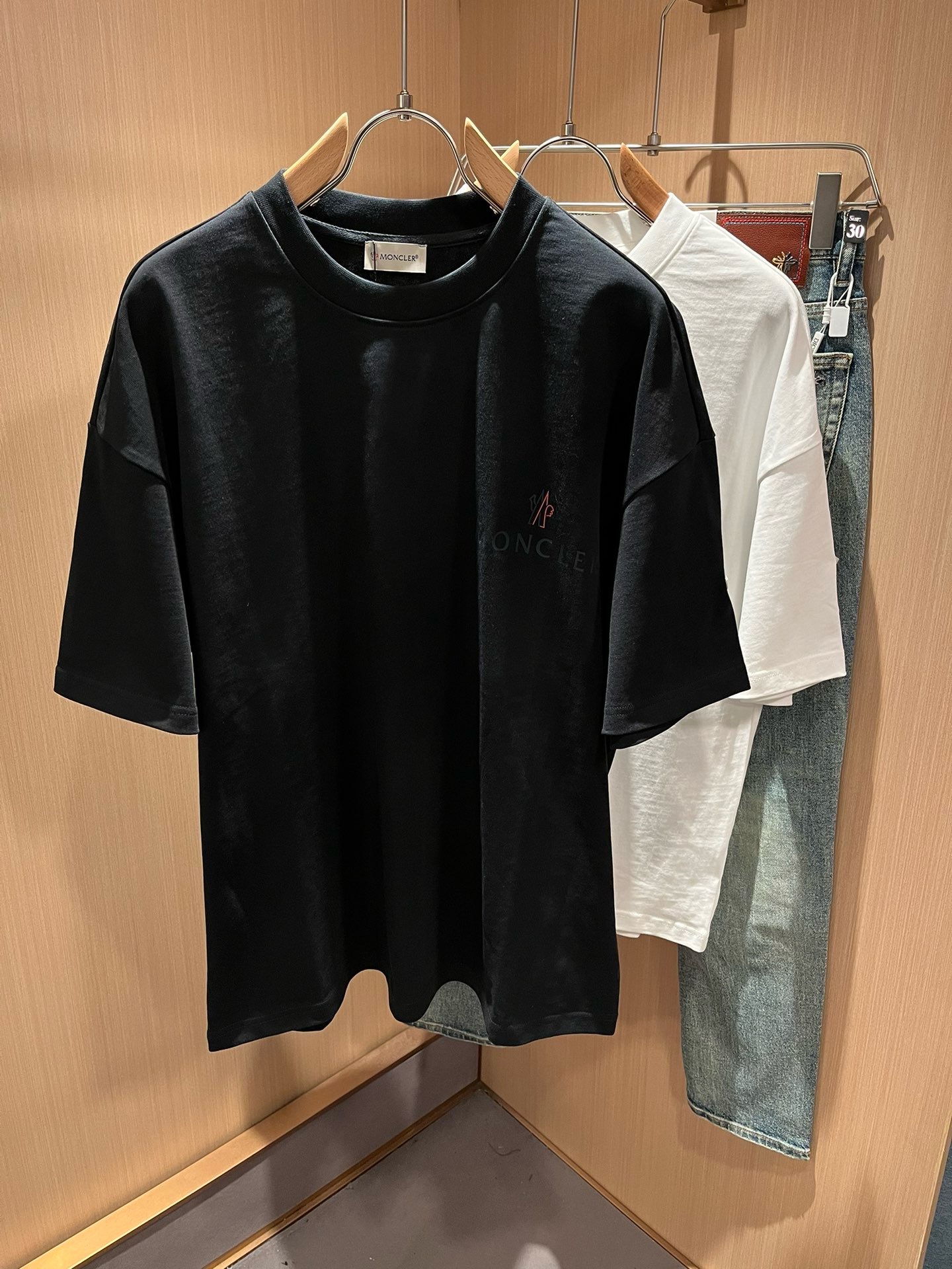 Moncler蒙家 2026春夏男女同款👫情侣款最新的贸易订单短袖T恤，全品相！！网红款！采用logo图案印花设计！上身
