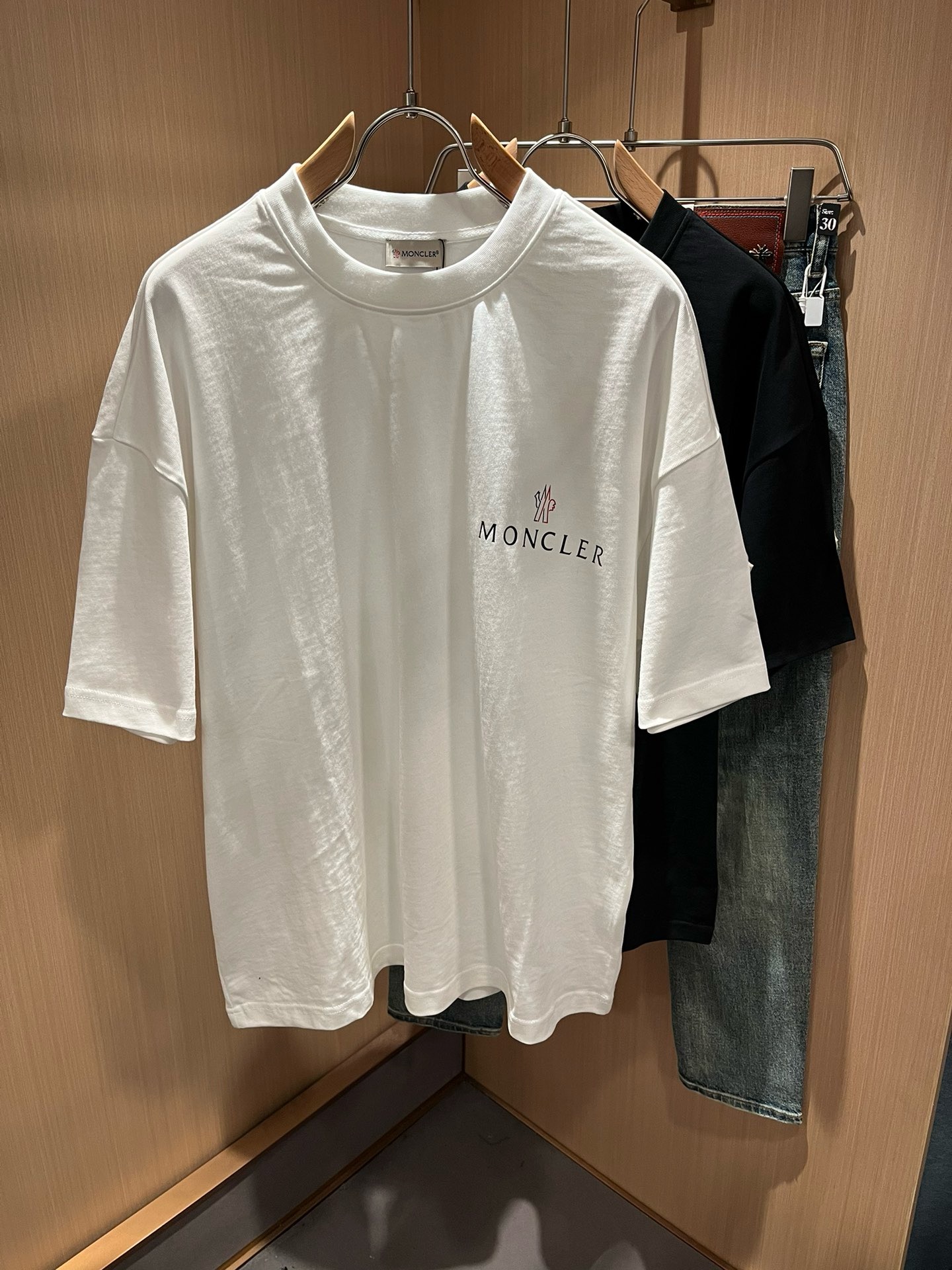 Moncler蒙家 2026春夏男女同款👫情侣款最新的贸易订单短袖T恤，全品相！！网红款！采用logo图案印花设计！上身