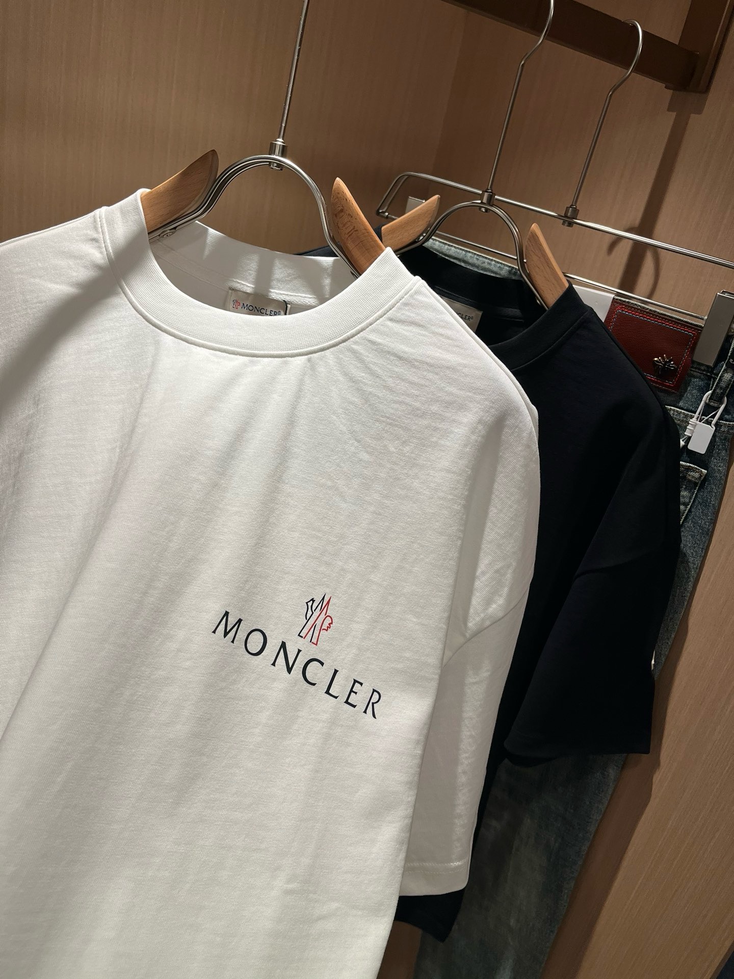 Moncler蒙家 2026春夏男女同款👫情侣款最新的贸易订单短袖T恤，全品相！！网红款！采用logo图案印花设计！上身