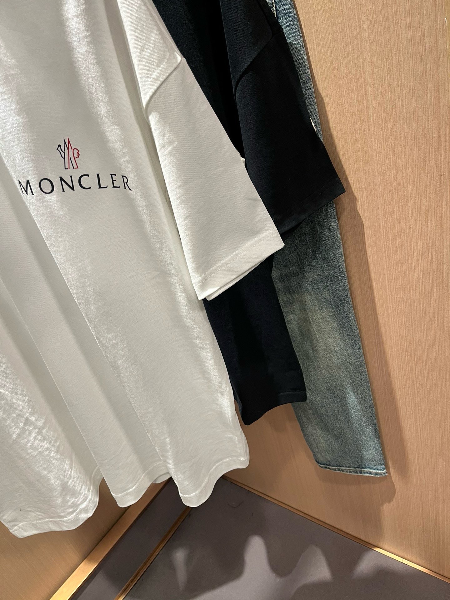 Moncler蒙家 2026春夏男女同款👫情侣款最新的贸易订单短袖T恤，全品相！！网红款！采用logo图案印花设计！上身