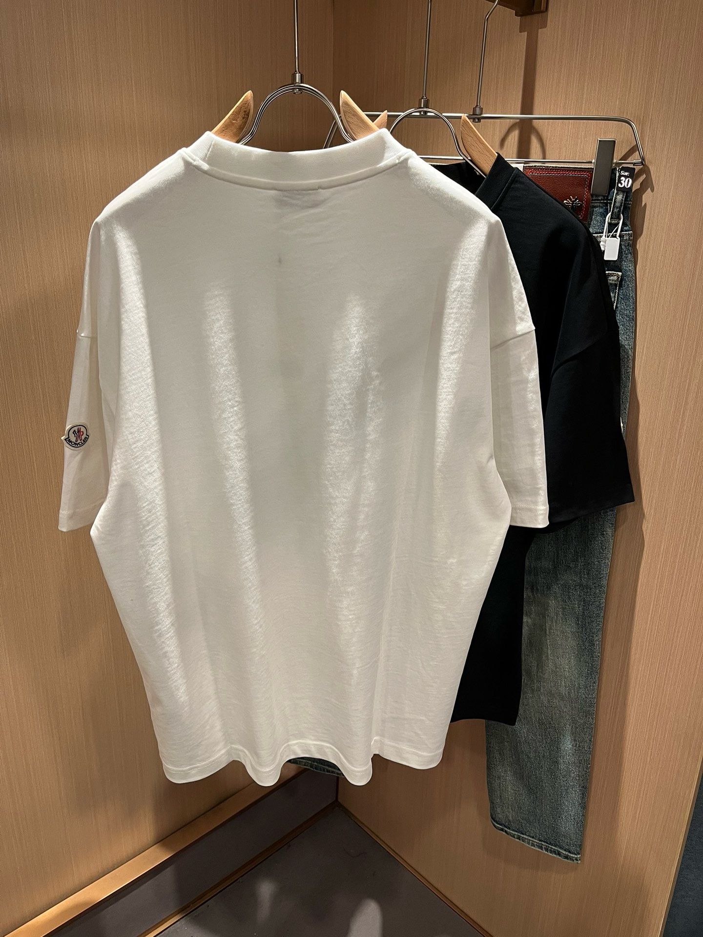 Moncler蒙家 2026春夏男女同款👫情侣款最新的贸易订单短袖T恤，全品相！！网红款！采用logo图案印花设计！上身