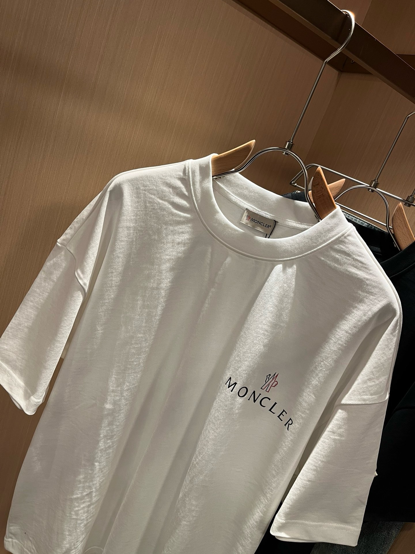 Moncler蒙家 2026春夏男女同款👫情侣款最新的贸易订单短袖T恤，全品相！！网红款！采用logo图案印花设计！上身