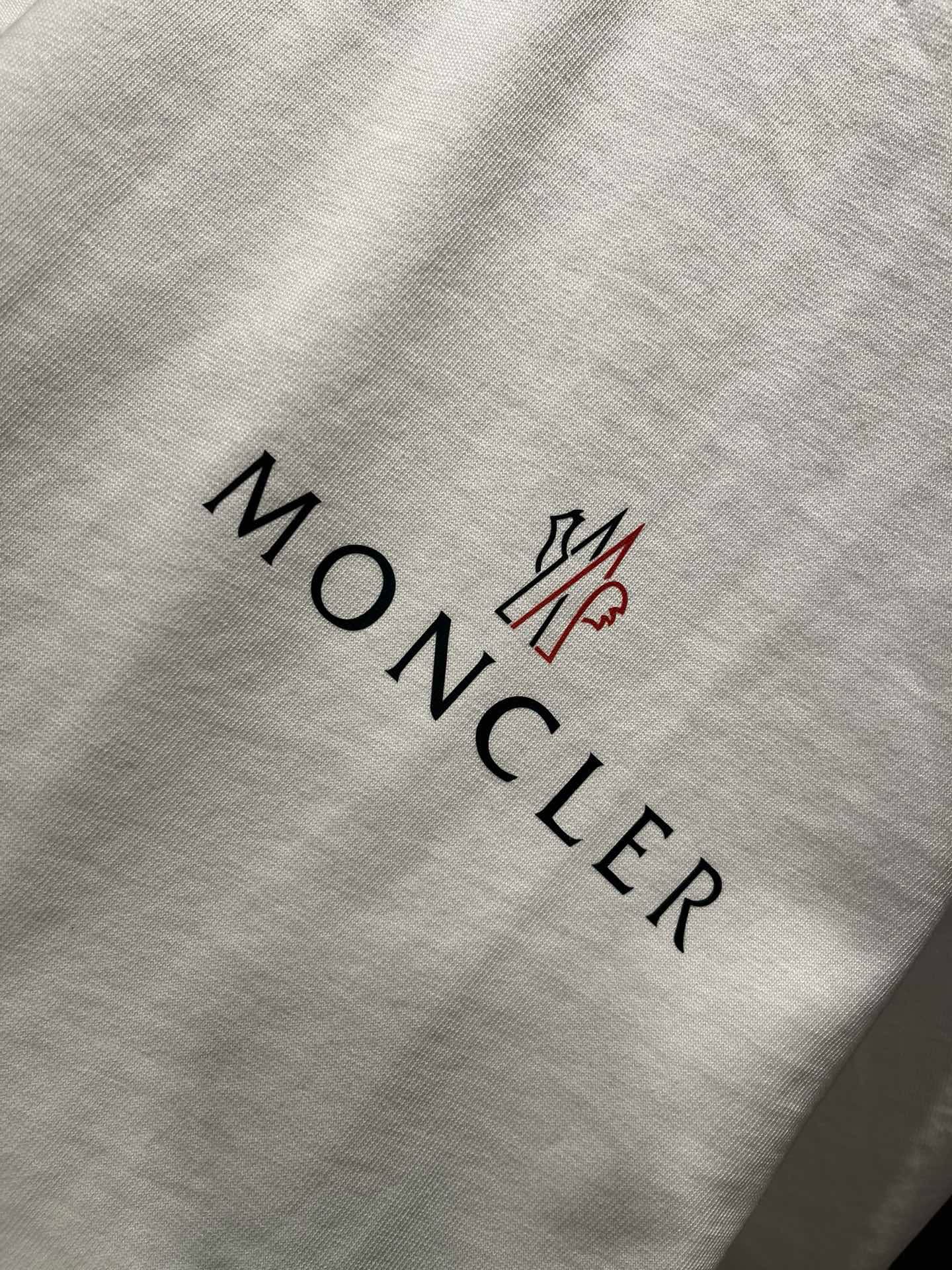 Moncler蒙家 2026春夏男女同款👫情侣款最新的贸易订单短袖T恤，全品相！！网红款！采用logo图案印花设计！上身