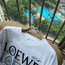 LOE*WE罗*威 2026春夏新款男女同款👫短袖T恤,意大利原厂订单渠道,极具个性高级风,标志logo图案印花工艺设计 LOE*WE罗*威 2026春夏新款男女同款👫短袖T恤,意大利原厂订单渠道,极具个性高级风,标志logo图案印花工艺设计
