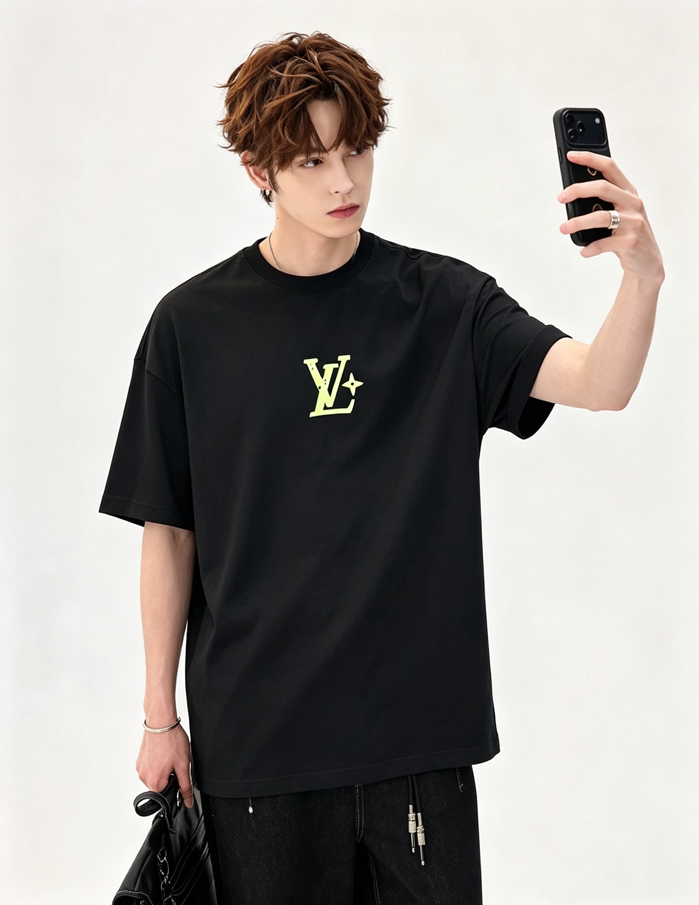LouisVuitt*路易*登 2026春夏全新系列单品上线，非常时髦前卫的一款男女同款短袖T恤，标识logo图案印花修