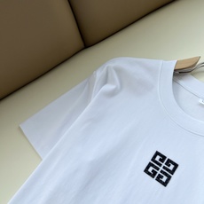 Giv*chy/纪*希2026春夏新款男女同款👫短袖T恤,主创时尚注入了全新时尚能量。通过探索各种题材和性感魅力,极具辨 Giv*chy/纪*希2026春夏新款男女同款👫短袖T恤,主创时尚注入了全新时尚能量。通过探索各种题材和性感魅力,极具辨