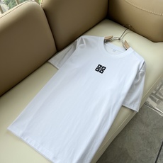 Giv*chy/纪*希2026春夏新款男女同款👫短袖T恤,主创时尚注入了全新时尚能量。通过探索各种题材和性感魅力,极具辨 Giv*chy/纪*希2026春夏新款男女同款👫短袖T恤,主创时尚注入了全新时尚能量。通过探索各种题材和性感魅力,极具辨