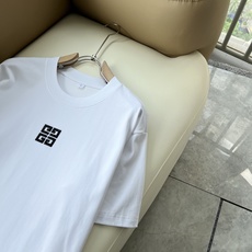 Giv*chy/纪*希2026春夏新款男女同款👫短袖T恤,主创时尚注入了全新时尚能量。通过探索各种题材和性感魅力,极具辨 Giv*chy/纪*希2026春夏新款男女同款👫短袖T恤,主创时尚注入了全新时尚能量。通过探索各种题材和性感魅力,极具辨