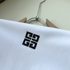 Giv*chy/纪*希2026春夏新款男女同款👫短袖T恤,主创时尚注入了全新时尚能量。通过探索各种题材和性感魅力,极具辨 Giv*chy/纪*希2026春夏新款男女同款👫短袖T恤,主创时尚注入了全新时尚能量。通过探索各种题材和性感魅力,极具辨