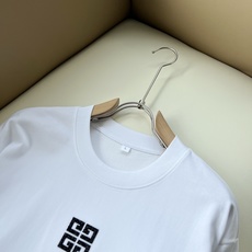 Giv*chy/纪*希2026春夏新款男女同款👫短袖T恤,主创时尚注入了全新时尚能量。通过探索各种题材和性感魅力,极具辨 Giv*chy/纪*希2026春夏新款男女同款👫短袖T恤,主创时尚注入了全新时尚能量。通过探索各种题材和性感魅力,极具辨