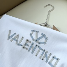 VALENTI*O华伦*奴~柜台款、2026春夏新款短袖T恤衫,胸前logo压胶设计!简单时尚而年轻,百搭风格,上身感很 VALENTI*O华伦*奴~柜台款、2026春夏新款短袖T恤衫,胸前logo压胶设计!简单时尚而年轻,百搭风格,上身感很