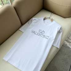 VALENTI*O华伦*奴~柜台款、2026春夏新款短袖T恤衫,胸前logo压胶设计!简单时尚而年轻,百搭风格,上身感很 VALENTI*O华伦*奴~柜台款、2026春夏新款短袖T恤衫,胸前logo压胶设计!简单时尚而年轻,百搭风格,上身感很