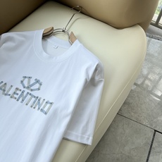 VALENTI*O华伦*奴~柜台款、2026春夏新款短袖T恤衫,胸前logo压胶设计!简单时尚而年轻,百搭风格,上身感很 VALENTI*O华伦*奴~柜台款、2026春夏新款短袖T恤衫,胸前logo压胶设计!简单时尚而年轻,百搭风格,上身感很