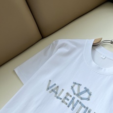 VALENTI*O华伦*奴~柜台款、2026春夏新款短袖T恤衫,胸前logo压胶设计!简单时尚而年轻,百搭风格,上身感很 VALENTI*O华伦*奴~柜台款、2026春夏新款短袖T恤衫,胸前logo压胶设计!简单时尚而年轻,百搭风格,上身感很