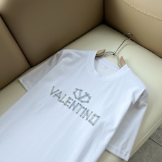 VALENTI*O华伦*奴~柜台款、2026春夏新款短袖T恤衫,胸前logo压胶设计!简单时尚而年轻,百搭风格,上身感很 VALENTI*O华伦*奴~柜台款、2026春夏新款短袖T恤衫,胸前logo压胶设计!简单时尚而年轻,百搭风格,上身感很