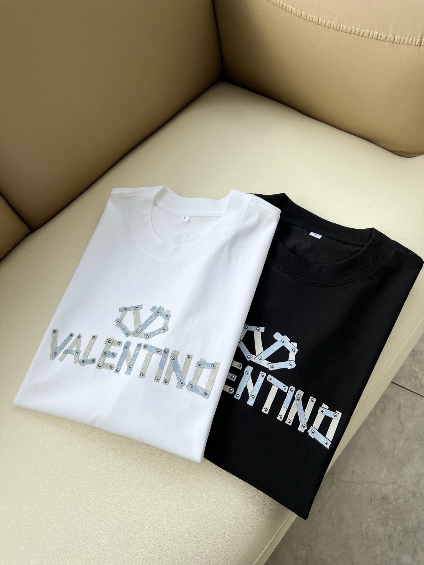 VALENTI*O华伦*奴～柜台款、2026春夏新款短袖T恤衫，胸前logo压胶设计！简单时尚而年轻，百搭风格，上身感很