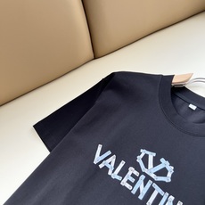 VALENTI*O华伦*奴~柜台款、2026春夏新款短袖T恤衫,胸前logo压胶设计!简单时尚而年轻,百搭风格,上身感很 VALENTI*O华伦*奴~柜台款、2026春夏新款短袖T恤衫,胸前logo压胶设计!简单时尚而年轻,百搭风格,上身感很