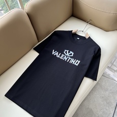 VALENTI*O华伦*奴~柜台款、2026春夏新款短袖T恤衫,胸前logo压胶设计!简单时尚而年轻,百搭风格,上身感很 VALENTI*O华伦*奴~柜台款、2026春夏新款短袖T恤衫,胸前logo压胶设计!简单时尚而年轻,百搭风格,上身感很