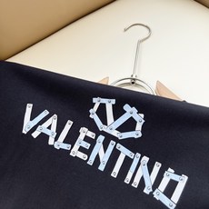 VALENTI*O华伦*奴~柜台款、2026春夏新款短袖T恤衫,胸前logo压胶设计!简单时尚而年轻,百搭风格,上身感很 VALENTI*O华伦*奴~柜台款、2026春夏新款短袖T恤衫,胸前logo压胶设计!简单时尚而年轻,百搭风格,上身感很