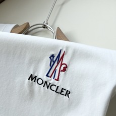Moncler蒙家 2026春夏最新男女同款👫贸易订单短袖T恤,全品相!!网红款!采用logo图案刺绣设计!上身舒适透气 Moncler蒙家 2026春夏最新男女同款👫贸易订单短袖T恤,全品相!!网红款!采用logo图案刺绣设计!上身舒适透气
