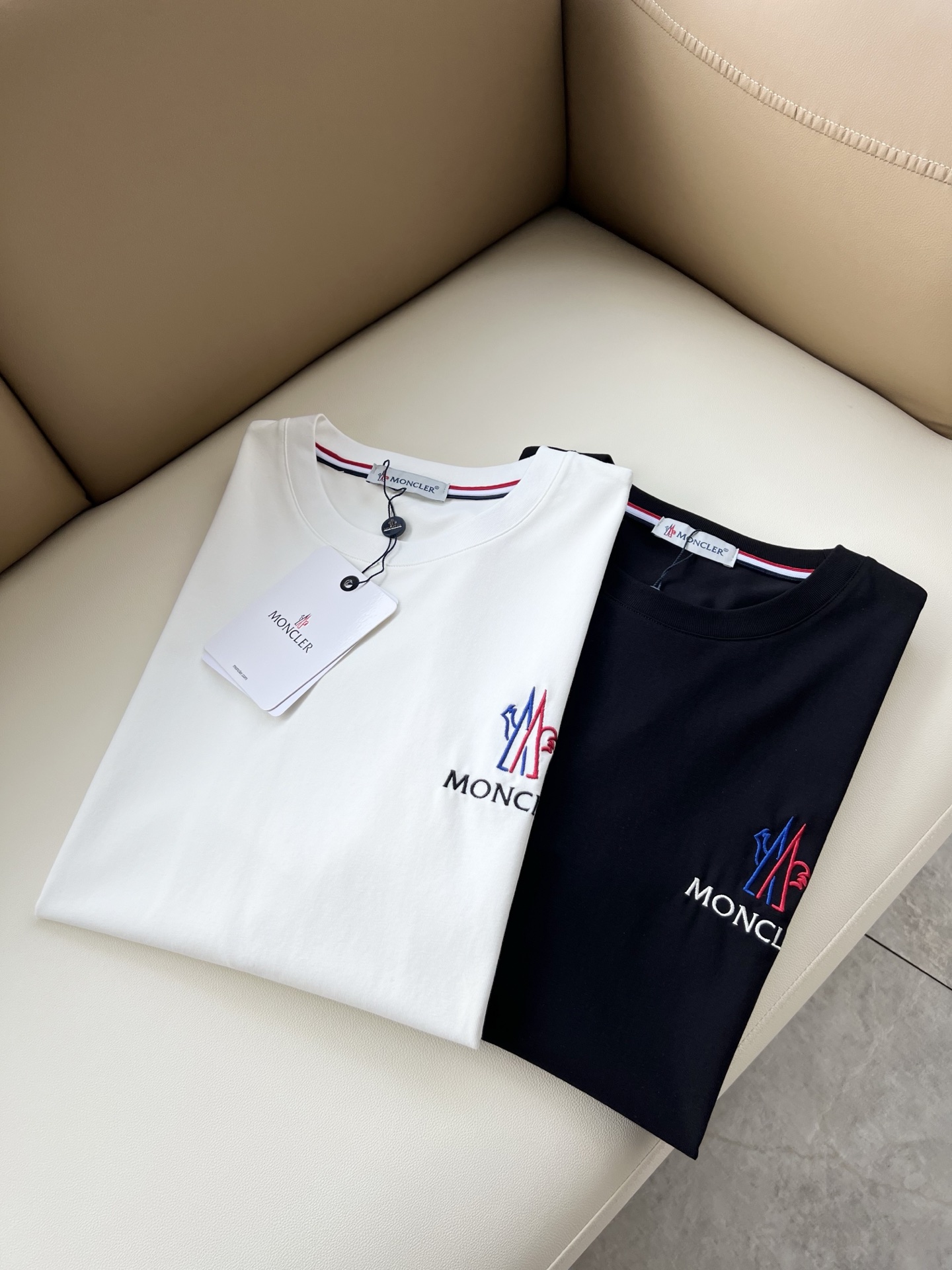 Moncler蒙家 2026春夏最新男女同款👫贸易订单短袖T恤，全品相！！网红款！采用logo图案刺绣设计！上身舒适透气