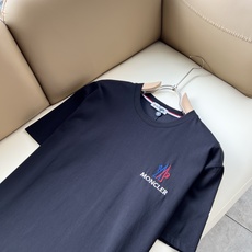 Moncler蒙家 2026春夏最新男女同款👫贸易订单短袖T恤,全品相!!网红款!采用logo图案刺绣设计!上身舒适透气 Moncler蒙家 2026春夏最新男女同款👫贸易订单短袖T恤,全品相!!网红款!采用logo图案刺绣设计!上身舒适透气