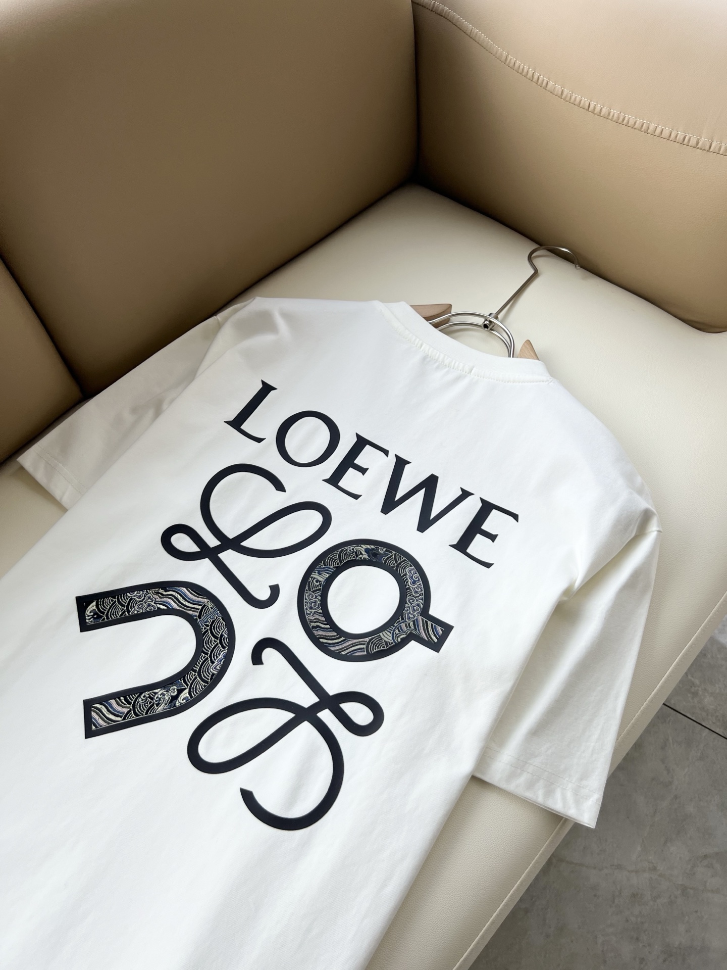 LOE*WE罗*威 2026春夏新款男女同款👫短袖T恤，意大利原厂订单渠道，极具个性高级风，标志logo图案压胶工艺设计