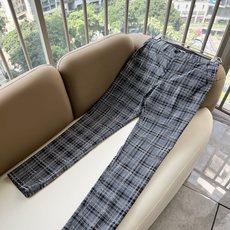 BURBER*Y巴*莉 2026春夏男士休闲西裤,男士经典基础款小直筒裤 简洁纯色百搭款五金logo辅料配合 经典内里英 BURBER*Y巴*莉 2026春夏男士休闲西裤,男士经典基础款小直筒裤 简洁纯色百搭款五金logo辅料配合 经典内里英