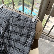BURBER*Y巴*莉 2026春夏男士休闲西裤,男士经典基础款小直筒裤 简洁纯色百搭款五金logo辅料配合 经典内里英 BURBER*Y巴*莉 2026春夏男士休闲西裤,男士经典基础款小直筒裤 简洁纯色百搭款五金logo辅料配合 经典内里英