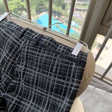 BURBER*Y巴*莉 2026春夏男士休闲西裤,男士经典基础款小直筒裤 简洁纯色百搭款五金logo辅料配合 经典内里英 BURBER*Y巴*莉 2026春夏男士休闲西裤,男士经典基础款小直筒裤 简洁纯色百搭款五金logo辅料配合 经典内里英