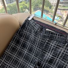 BURBER*Y巴*莉 2026春夏男士休闲西裤,男士经典基础款小直筒裤 简洁纯色百搭款五金logo辅料配合 经典内里英 BURBER*Y巴*莉 2026春夏男士休闲西裤,男士经典基础款小直筒裤 简洁纯色百搭款五金logo辅料配合 经典内里英