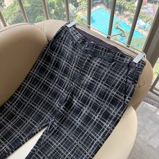 BURBER*Y巴*莉 2026春夏男士休闲西裤,男士经典基础款小直筒裤 简洁纯色百搭款五金logo辅料配合 经典内里英 BURBER*Y巴*莉 2026春夏男士休闲西裤,男士经典基础款小直筒裤 简洁纯色百搭款五金logo辅料配合 经典内里英
