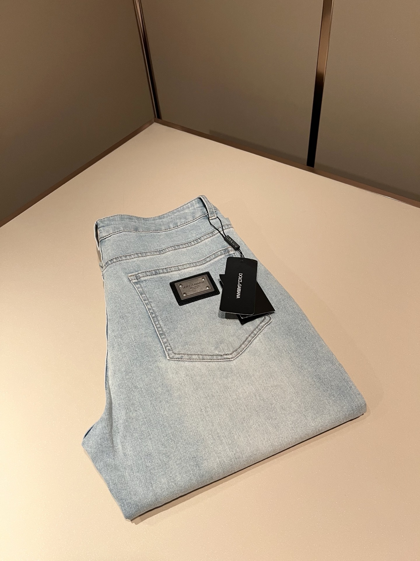 Dolce & 杜嘉*纳 2026春夏新品牛仔裤,水洗处理自然不易变形脱色、立体剪裁完美塑形面料质舒适柔软随意搭配、舒 Dolce & 杜嘉*纳 2026春夏新品牛仔裤,水洗处理自然不易变形脱色、立体剪裁完美塑形面料质舒适柔软随意搭配、舒