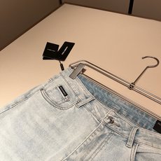 Dolce & 杜嘉*纳 2026春夏新品牛仔裤,水洗处理自然不易变形脱色、立体剪裁完美塑形面料质舒适柔软随意搭配、舒 Dolce & 杜嘉*纳 2026春夏新品牛仔裤,水洗处理自然不易变形脱色、立体剪裁完美塑形面料质舒适柔软随意搭配、舒