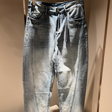 AMIRI2026春夏新款男女同款👫休闲牛仔裤,最新款全网独家首上!!~既经典有时尚百搭,谁不爱啊,将经典再次展现,非常 AMIRI2026春夏新款男女同款👫休闲牛仔裤,最新款全网独家首上!!~既经典有时尚百搭,谁不爱啊,将经典再次展现,非常