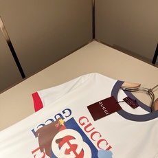 Gucc*古家 2026春夏新款男女同情侣款👫休闲宽松棉质圆领短袖T恤衫!贸易公司渠道稀出,同步官网发售 ! 2 Gucc*古家 2026春夏新款男女同情侣款👫休闲宽松棉质圆领短袖T恤衫!贸易公司渠道稀出,同步官网发售 ! 2