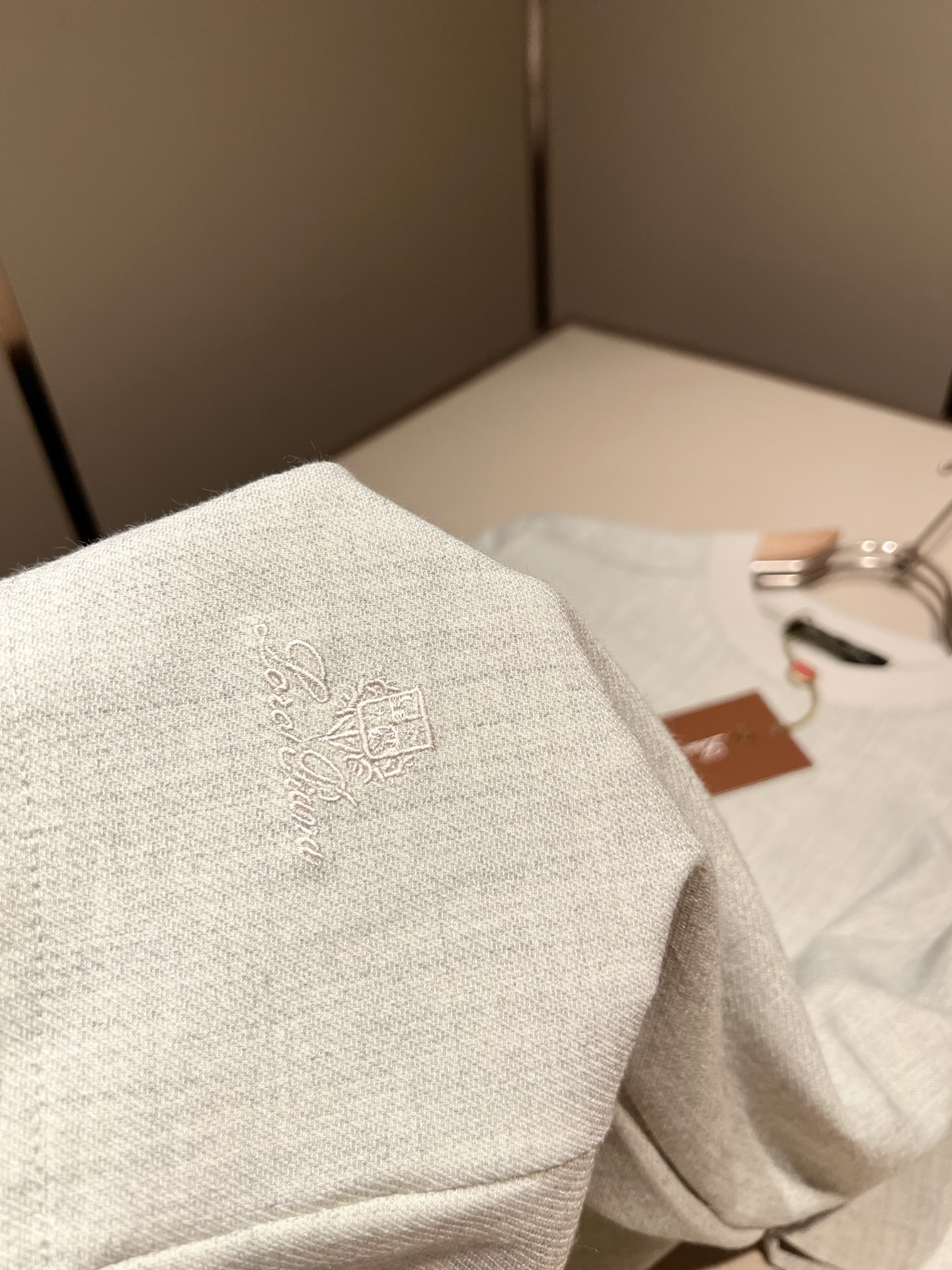 Loro Piana诺悠翩雅 2026春夏男士最新的贸易订单短袖T恤，全品相！！采用logo刺绣图案设计！上身舒适透气，