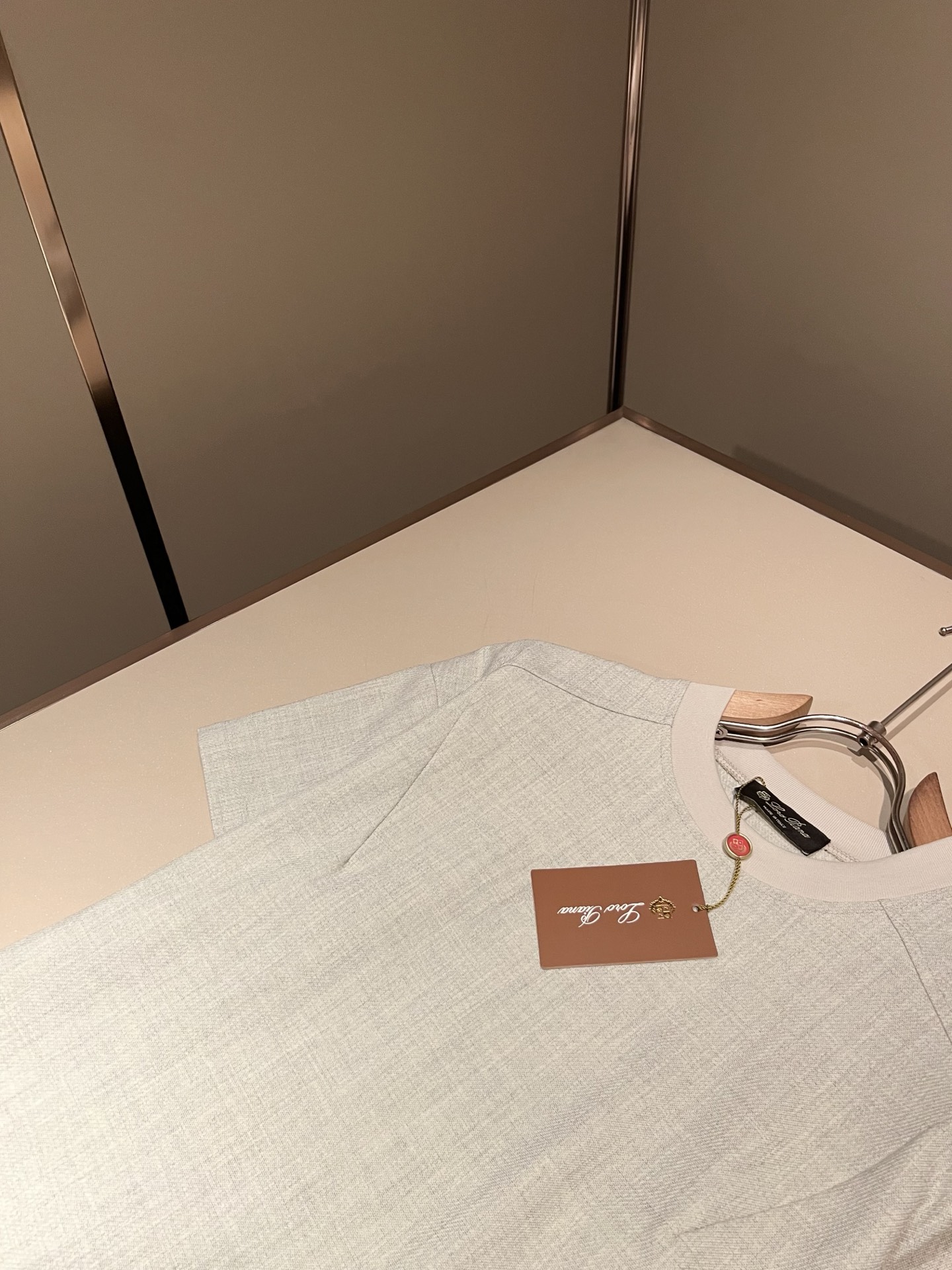 Loro Piana诺悠翩雅 2026春夏男士最新的贸易订单短袖T恤，全品相！！采用logo刺绣图案设计！上身舒适透气，