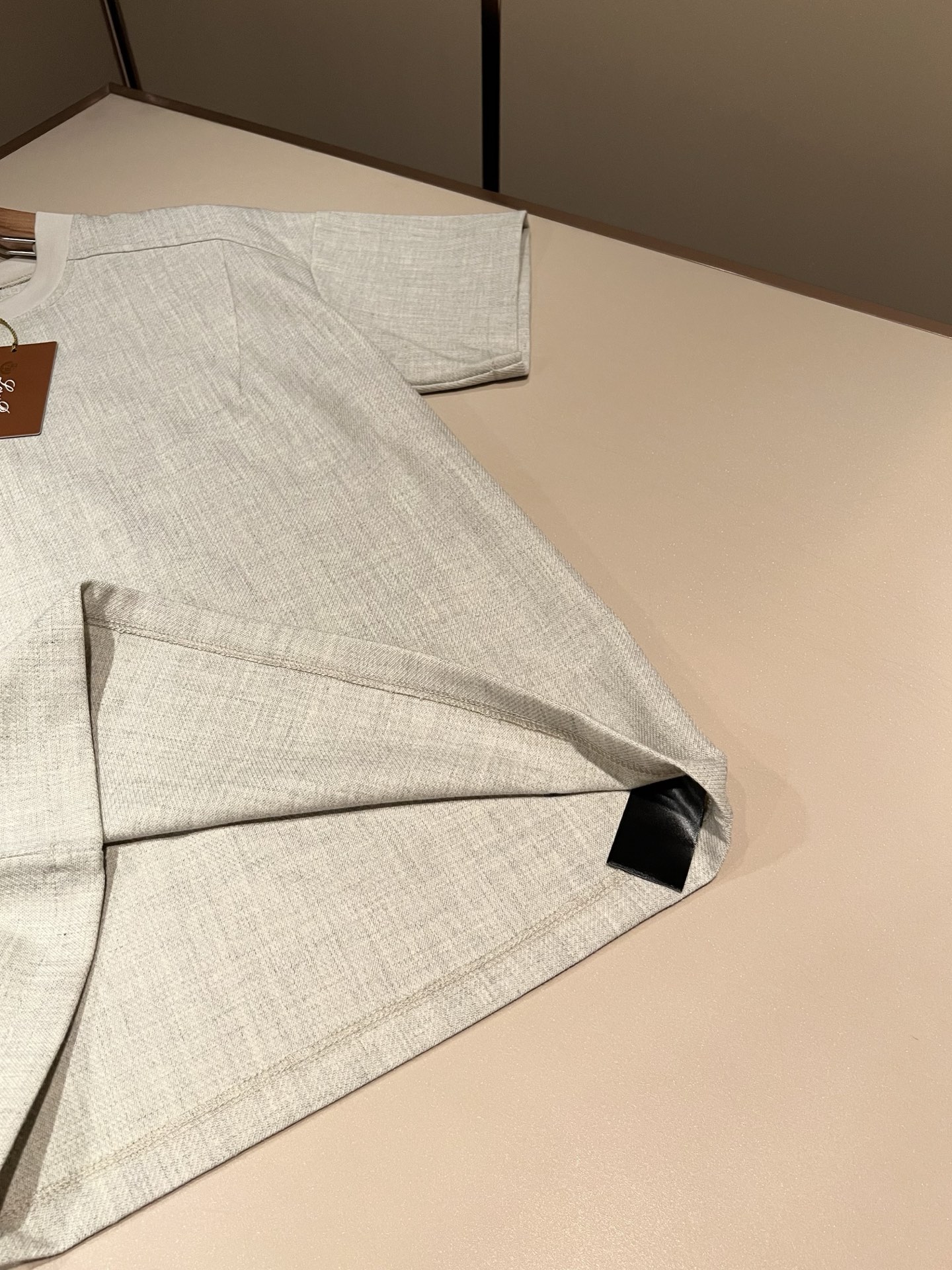 Loro Piana诺悠翩雅 2026春夏男士最新的贸易订单短袖T恤，全品相！！采用logo刺绣图案设计！上身舒适透气，