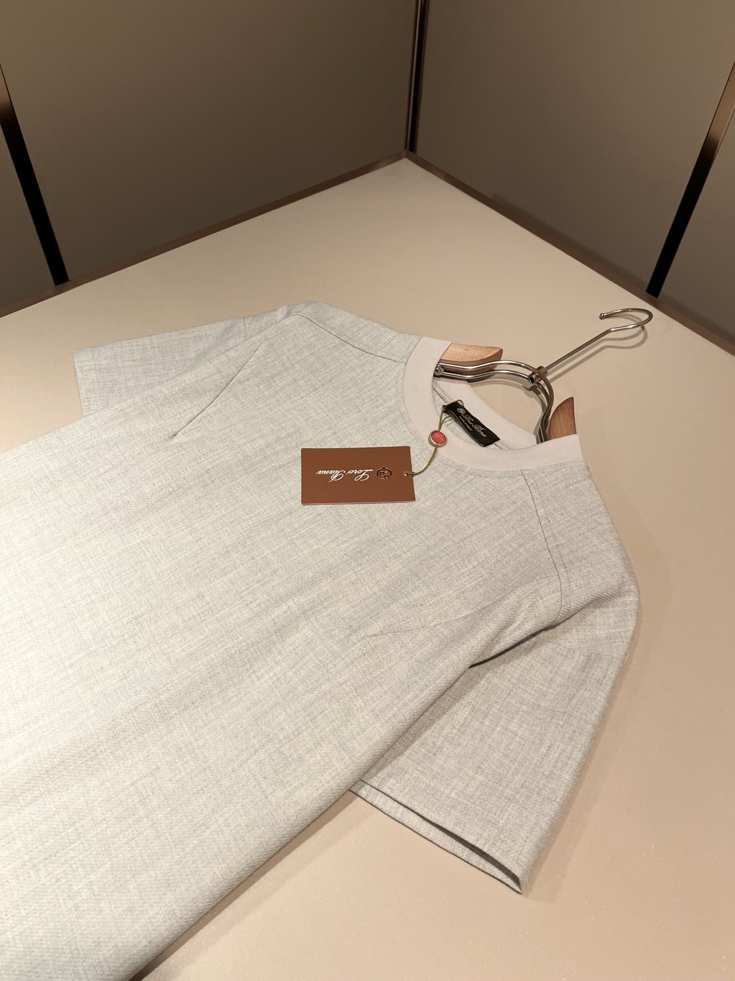 Loro Piana诺悠翩雅 2026春夏男士最新的贸易订单短袖T恤，全品相！！采用logo刺绣图案设计！上身舒适透气，