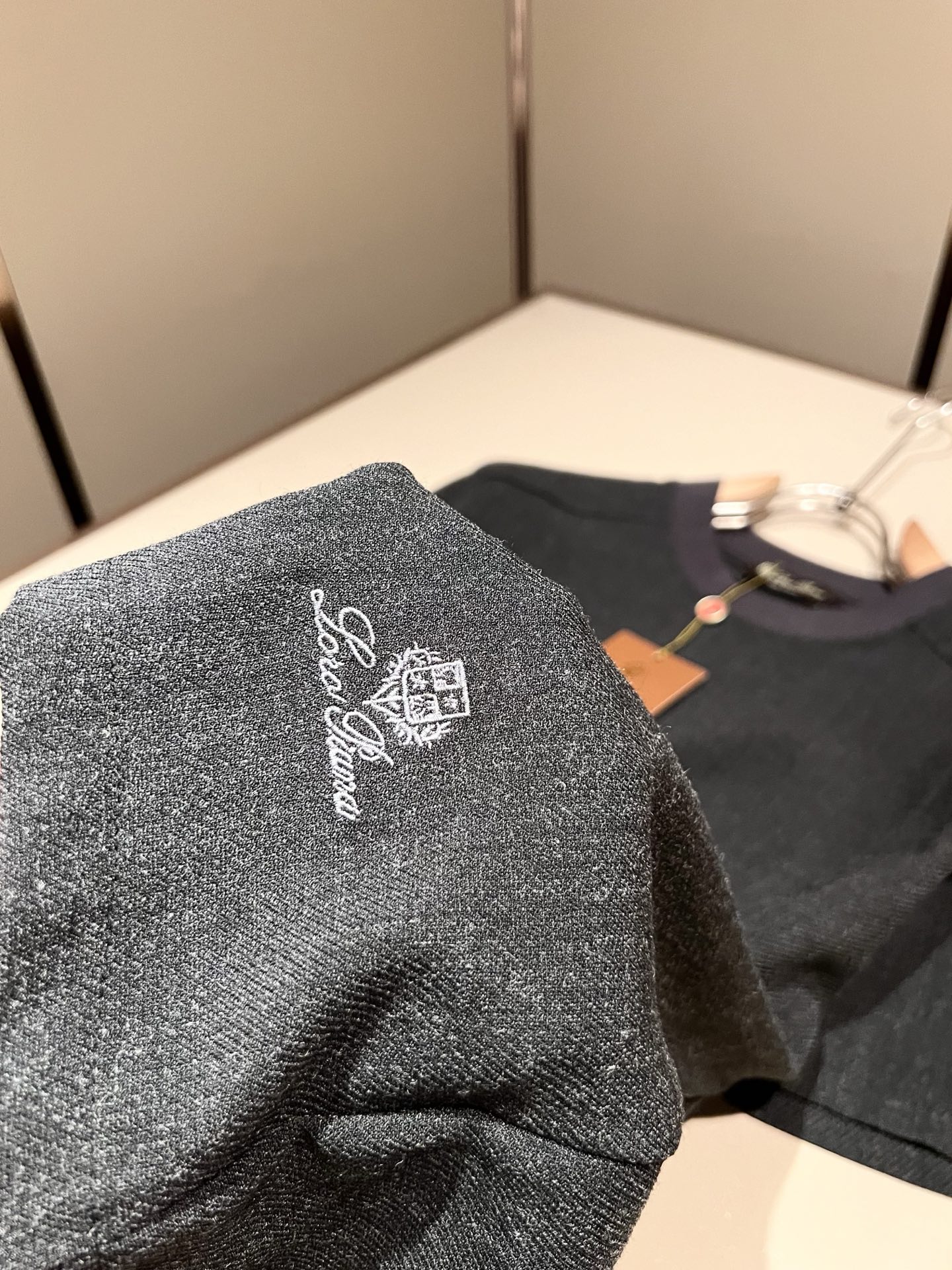 Loro Piana诺悠翩雅 2026春夏男士最新的贸易订单短袖T恤，全品相！！采用logo刺绣图案设计！上身舒适透气，